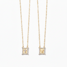 Cargar imagen en el visor de la galería, Collar escapulário en una puntos una cruz y de otro lado espiritu santu, delicado con circonitas en baño de oro18k. 

Ideal para mezclar con outros collares Wal Barros.

Tamaño: 65cm 

Antialérgico, no contiene níquel.

6 meses de garantía del baño.
