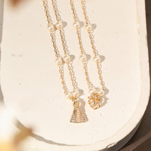 Cargar imagen en el visor de la galería, Collar Escapulario N. Señora Aparecida &amp; Corazón Perlas Blancas
