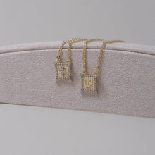 Cargar imagen en el visor de la galería, Collar escapulário tradicional delicado con circonitas en baño de oro18k. 

Ideal para mezclar con outros collares Wal Barros.

Tamaño: 65cm 

Antialérgico, no contiene níquel.

6 meses de garantía del baño.
