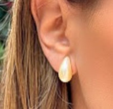 Cargar imagen en el visor de la galería, Pendientes gota perla delicada en baño de oro18k.

Joyas hipoalergicas y sin niquel.

