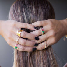 Cargar imagen en el visor de la galería, Alianza anillo delicado dorado con piedras en Cristal Turmalina colorido fusión en Baño de Oro 18K. Para se quedar más fashion mescle con otros anillos Wal Barros brand.  Joyas hipoalergenicas y sin niquel.  Tamaño Aro 17 BRASIL.
