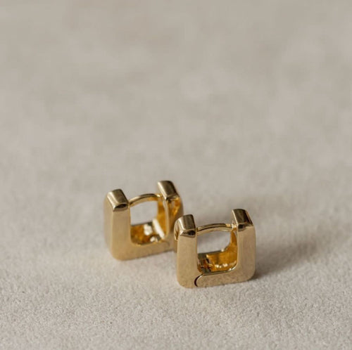 Mini argolla cuadrada gruessa de click super leve en baño de oro 18k .Súper comoda y leve. Hipoalergicas y sin niquel.