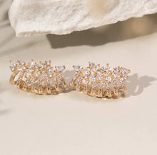 Cargar imagen en el visor de la galería, Pendiente Onda Circonitas Dorado
