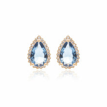 Cargar imagen en el visor de la galería, Pendiente Gotas cristal London Blue con circonitas blancas, Chapado en oro de 18 quilates.

se puede hacer conjunto con el collar escapulario. Ventas separadas.

El pendiente en forma de lágrima es el accesorio perfecto para darle un toque especial a cualquier conjunto. El contraste entre el azul intenso del London Blue y el brillo dorado crea un look sofisticado y con mucho estilo, mientras que la circonita cúbica blanca añade aún más brillo a la pieza. Elegante, moderno y con mucha personalidad.
