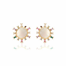 Cargar imagen en el visor de la galería, Pendiente Sol madreperla con circonitas coloridas en baño de oro 18k.

Super leve que está super de moda y versatile. 
se puede hacer conjunto con el collar.

Joyas hipoalergénicas y sin níquel 
