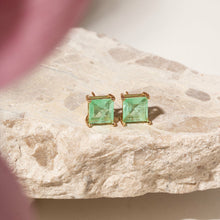 Cargar imagen en el visor de la galería, Pendientes cuadrados de 8 mm con esmeralda colombiana - Chapados en oro de 18 quilates.

Este pendiente es perfecto para quienes buscan un toque de color con mucha elegancia. La esmeralda colombiana Fusion, de talla cuadrada de 8 mm, ofrece un brillo delicado y un tono encantador, mientras que el baño de oro de 18 quilates completa el diseño con un toque de distinción. Un clásico moderno para lucir en cualquier ocasión.

Conjunto con Collar escapulário . venta separada .

