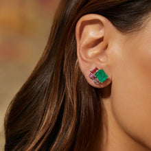Cargar imagen en el visor de la galería, Pendiente rectangular de esmeralda  en dorado con baño de Oro18k y con cristales de colores.

se puede hacer conjunto con el collar.

Súper moderno y cómodo.

Joyería hipoalergénica y sin níquel.

 
