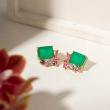 Cargar imagen en el visor de la galería, Pendiente rectangular de esmeralda  en dorado con baño de Oro18k y con cristales de colores.

se puede hacer conjunto con el collar.

Súper moderno y cómodo.

Joyería hipoalergénica y sin níquel.

 
