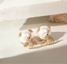 Cargar imagen en el visor de la galería, Pendiente ear jacket versátiles 2x 1 com pérola de 8mm com formato de una abeja en baño de oro18k&nbsp;

