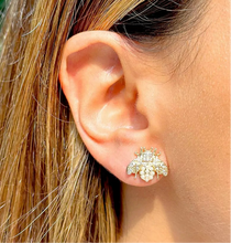 Cargar imagen en el visor de la galería, Pendiente ear jacket versátiles 2x 1 com pérola de 8mm com formato de una abeja en baño de oro18k&nbsp;
