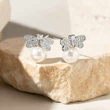 Cargar imagen en el visor de la galería, Pendiente Abeja perla en baño de rodio 

Hipoalergénico y sin niquel.. Super Modeno y delicado.
