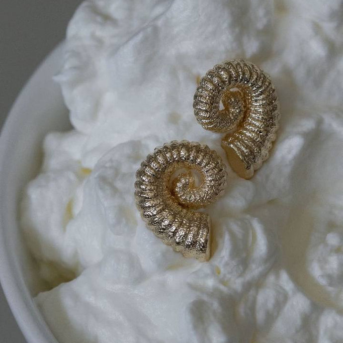 Pendiente Caracol textura em banho de ouro 18k .Super leve.

Super comoda e leve. Hipoalérgicas e sem niquel.
