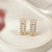 Cargar imagen en el visor de la galería, Pendiente 2 líneas con Circonitas en baño de Oro18k.&nbsp;

Super elegante y fashion.

joyas hipoalergénicas y sin níquel.
