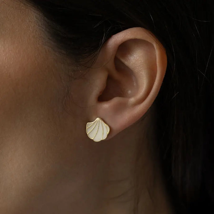 Pendiente CONCHA en resina blanca en baño de oro 18k .Super leve.

Súper comoda y leve. Hipoalergicas y sin niquel.