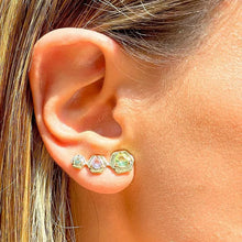 Cargar imagen en el visor de la galería, Pendiente como modelo earcuff con cristales coloridos berilo en baño de oro18k

Joyas sin niquel.

Garantia de 6 meses en su baño.

