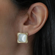 Cargar imagen en el visor de la galería, Pendiente madreperla cuadrado martillado en baño de oro 18k.

Super leve que está super de moda y versatile.
se puede hacer conjunto con el collar.

Joyas hipoalergénicas y sin níquel.
