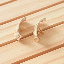 Cargar imagen en el visor de la galería, Pendiente ear hook con circonitas blancas en Baño de Oro18k. Es de presión. No es encaje.

Pendiente de alta qualidade. 
El precio son 2 piezas 
Super fashion e confortável.
Joyas hipoalergenicas y sin niquel
 
