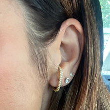 Cargar imagen en el visor de la galería, Pendiente ear hook plata en baño de rodio o dorado en baño de Oro18k, super tendencia con las influencers. Estilo moderno y exclusivo Wal Barros

Joyas Hipoalergénicas y sin niquel.

6 meses de garantia en su baño.
