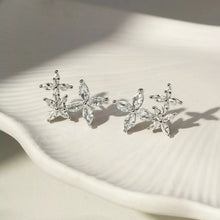Cargar imagen en el visor de la galería, Pendientes tipo ear cuff con flores y 4 pétalos - Plata de ley 925

El pendiente earcuff con forma de flor de cuatro pétalos es pura elegancia. Elaborado en plata de ley 925, presenta un delicado diseño floral que se ajusta a la oreja y le confiere un estilo sofisticado. Ligero, moderno y cómodo, es ese detalle que transforma tu atuendo sin esfuerzo y garantiza un look actual y sofisticado.

Una Joya única Wal Barros Brand.

joyas hipoalergénicas y sin níquel.

 

 
