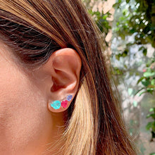 Cargar imagen en el visor de la galería, Pendiente como modelo earcuff con cristales coloridos de zafiro, turmalina Paraíba y turmalina rosa tallados en diferentes formas en plata 925baño de rodio.

Joyas sin niquel.

Garantia de 6 meses en su baño.
