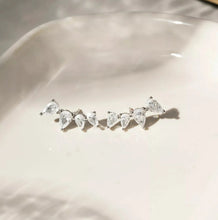 Cargar imagen en el visor de la galería, Pendiente  4 Mini gotas circonitas - Plata 925 una verdadeira joya, super chic &amp; elegante.

Una Joya unica Wal Barros Brand.

joyas hipoalergénicas y sin níquel.

 
