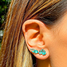 Cargar imagen en el visor de la galería, 
Pendiente tipo earcuff ovalados de cristal de Paraíba con baño de rodio blanco

Los aretes tipo cuff ovalados de cristal de Paraíba son una pieza moderna que aporta color y brillo a tu look. Además de las piedras de cristal de Paraíba, los aretes también incorporan circonitas blancas, que le aportan un toque de elegancia.

Joyas hipoalergicas y sin niquel.
