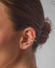 Cargar imagen en el visor de la galería, Pendiente ear hook plata fino en baño de rodio o dorado en baño de Oro18k

Hipoalergênico e sem álcool.

6 meses de garantia no seu banheiro.

