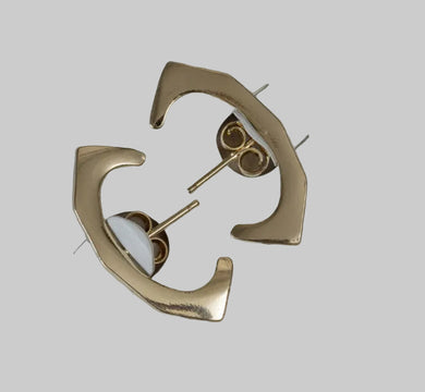 Pendiente ear hook plata en baño de rodio o dorado en baño de Oro18k

Hipoalergénico y sin niquel.

6 meses de garantia en su baño.