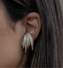 Cargar imagen en el visor de la galería, Pendiente ear hook de encaje&nbsp;con circonitas blancas en Baño de Oro18k

Pendiente de alta qualidade.&nbsp;
El precio son 2 piezas. El par&nbsp;
plata agotado.
Super fashion e confortável.
Joyas hipoalergenicas y sin niquel
