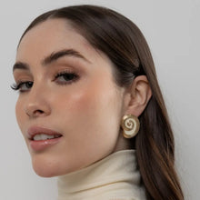 Cargar imagen en el visor de la galería, Pendiente resina con dorado súper de moda para brillar en su verano. Joyas orgánicas, leves y elegantes.
