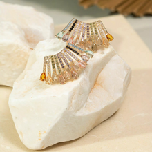 Cargar imagen en el visor de la galería, Pendiente delicado líneas leque dorado con circonitas coloridas &nbsp;con baño de Oro18k. Súper exclusivo para una fiesta o boda.


Una Joya unica Wal Barros Brand.
joyas hipoalergénicas y sin níquel.
