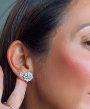 Cargar imagen en el visor de la galería, Pendiente boton flor en plata925
