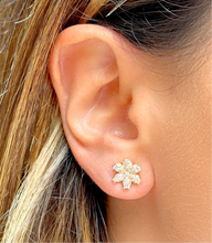 Cargar imagen en el visor de la galería, Aretes de 6 pétalos de cristal dorada, chapados en oro de 18 quilates, con diseño floral de seis pétalos de cristal dorada
