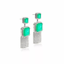 Cargar imagen en el visor de la galería, Pendiente de cortina quadrada com fusão de esmeralda, banho de rodio branco. Super fashion e confortável.Fabricado com pedras/cristales sintéticos.

Joyas Hipoalergénico, sin níquel.

6 meses de garantía de baño.
