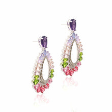 Cargar imagen en el visor de la galería, Pendiente largo gota ametista con cristales coloridos en baño de rodio.

Hipoalergénico y sin niquel.

1 ano de garantia en su baño.
