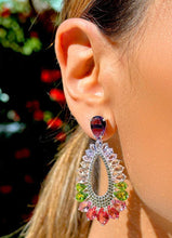 Cargar imagen en el visor de la galería, Pendiente largo gota ametista con cristales coloridos en baño de rodio.

Hipoalergénico y sin niquel.

1 ano de garantia en su baño.
