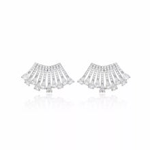 Cargar imagen en el visor de la galería, Una joya en forma de leque, lineas con circonitas. Perfecto para una fiesta o boda.
