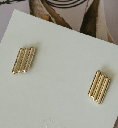 Pendiente Lineas delicado super leve em banho de Oro18k o en baño de rodio.