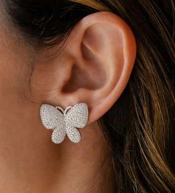 un pendiente de fiesta en forma de mariposa en plata con circonitas super moderno,