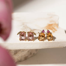 Cargar imagen en el visor de la galería, 2 pendientes puntos de luz formato Cuadrado Rodalita Rosa o gota citrino en baño de Oro18k. 
Joyas de primera calidad, en tamaños: 5mm

Una Joya perfecta.
Antialérgico, sin níquel
