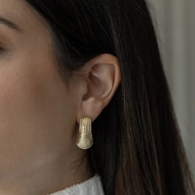 Cargar imagen en el visor de la galería, Pendiente forma líneas orgánico, súper leve y moderno dorado en baño de oro 18k.
Joyas de moda para brillar en su verano. Joyas elegantes, sin níquel.

