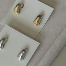 Cargar imagen en el visor de la galería, Pendiente en dorado o plata de diseño orgánico, ligero y moderno, ideal para elevar tus looks de diario. Fabricado con baño de oro de 18K o bañado de rodio, hipoalergénico y libre de níquel.

Joyas de moda para brillar todo los días . Joyas elegantes.

Se puede hacer conjunto con collares cadenas.

 
