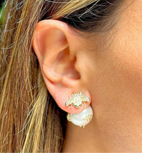Cargar imagen en el visor de la galería, Pendiente ear jacket versátiles 2x 1 com pérola de 8mm com formato de una abeja en baño de oro18k&nbsp;
