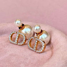 Cargar imagen en el visor de la galería, Pendiente modelo inspiración Dior con perlas en baño de oro 18k.

Joyas Hipoalergénicas y sin níquel.

Garantia de 6 meses en su baño.
