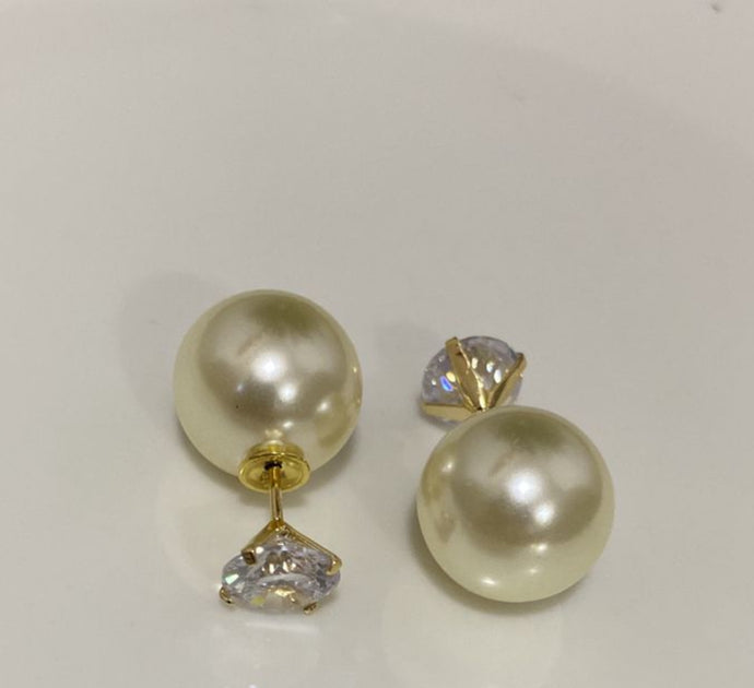 Pendiente punto de luz con perla en baño de oro18k. una joya moderna