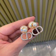 Cargar imagen en el visor de la galería, Pendiente modelo inspiración Dior con perlas en baño de oro 18k.

Joyas Hipoalergénicas y sin níquel.

Garantia de 6 meses en su baño.
