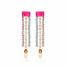 Cargar imagen en el visor de la galería, Pendiente turmalina Rosa largo con franjas en cristales coloridos en baño de&nbsp;oro18k. Super chic y moderno.

Joyas hipoalergenicas y sin niquel
