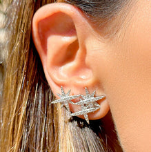 Cargar imagen en el visor de la galería, Trío de pendientes de estrella con circonitas cúbicas blancas incrustadas. Incluye un par. Plata de ley 925 bañada en rodio blanco.

Hipoalergénico, sin níquel. 
1 año de garantía en el baño.

Fabricado con piedras sintéticas.

 
