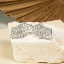 Cargar imagen en el visor de la galería, Una joya en forma de leque, lineas con circonitas. Perfecto para una fiesta o boda.
