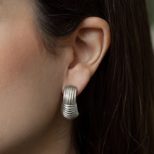 Cargar imagen en el visor de la galería, Pendiente en dorado o plata de diseño orgánico, ligero y moderno, ideal para elevar tus looks de diario. Fabricado con baño de oro de 18K o bañado de rodio, hipoalergénico y libre de níquel.

Joyas de moda para brillar todo los días . Joyas elegantes.

Se puede hacer conjunto con collares cadenas.

 
